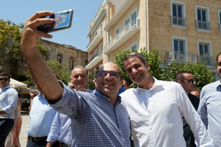 Μητσοτάκης: Selfies, μαντινάδες και αγκαλιές στο Ηράκλειο – «Θέλω να εκλέξουμε δέκα βουλευτές στην Κρήτη!»